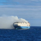 Imagen para el artículo titulado Hay un barco repleto de coches de lujo en llamas y a la deriva en mitad del Atlántico